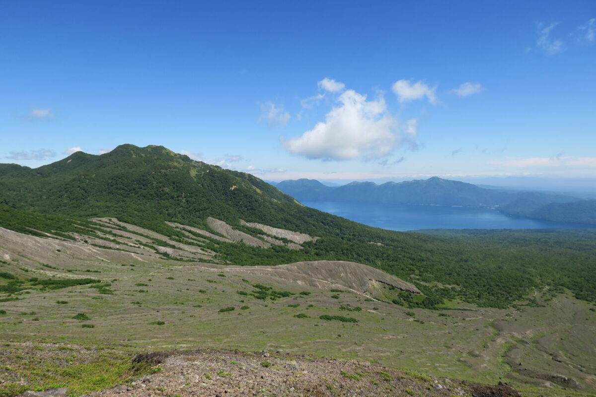 歩いてきた方向を見ると、奥に支笏湖。写真のちょうど中央付近が、苔の回廊がある楓沢である