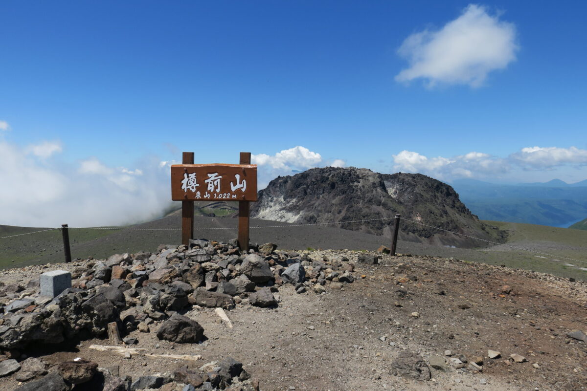 樽前山の外輪山の最高地点。苔の回廊を歩いたら、やはりここまで歩いたほうが風景のメリハリを感じられておもしろい