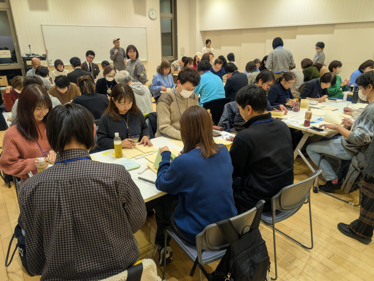 微分帖を思い思いに書く参加者の皆さん 写真提供:シルバー新報・月刊ケアマネジメント編集部