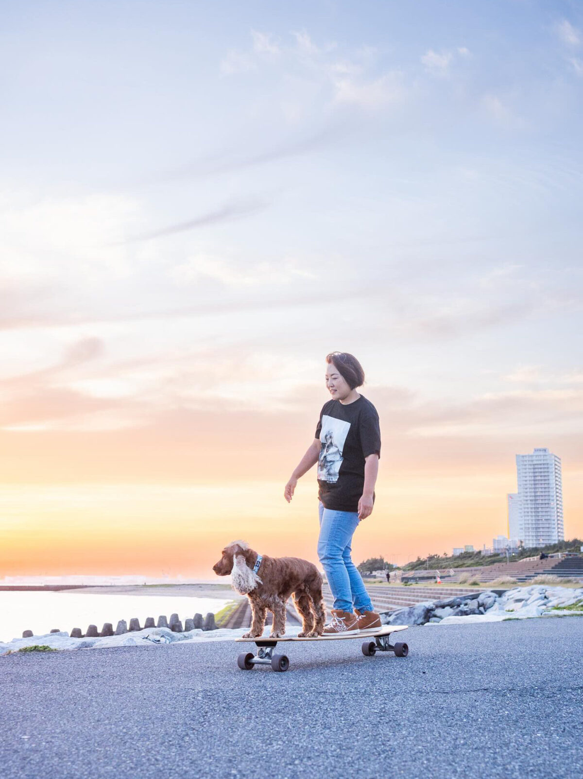 私の誕生日に妹からプレゼントしてもらったロングスケートボードから、コーダと二人で乗るタンデムスタイルを考案。イメージさえあれば実際もできるものだと実感しましたが、サーフィンと違い転んだ時は致命傷になるので人も犬もバランス感覚や筋力トレーニングを積むことが必須