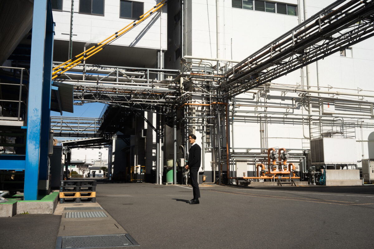 兵庫の灘、広島の西条と並ぶ「日本三大酒どころ」として有名な京都の伏見。中でも地元の名主のひとつに数えられるのがここ黄桜本社だ。広い敷地内に酒蔵、工場、物流センターなどあらゆる施設が集約されている