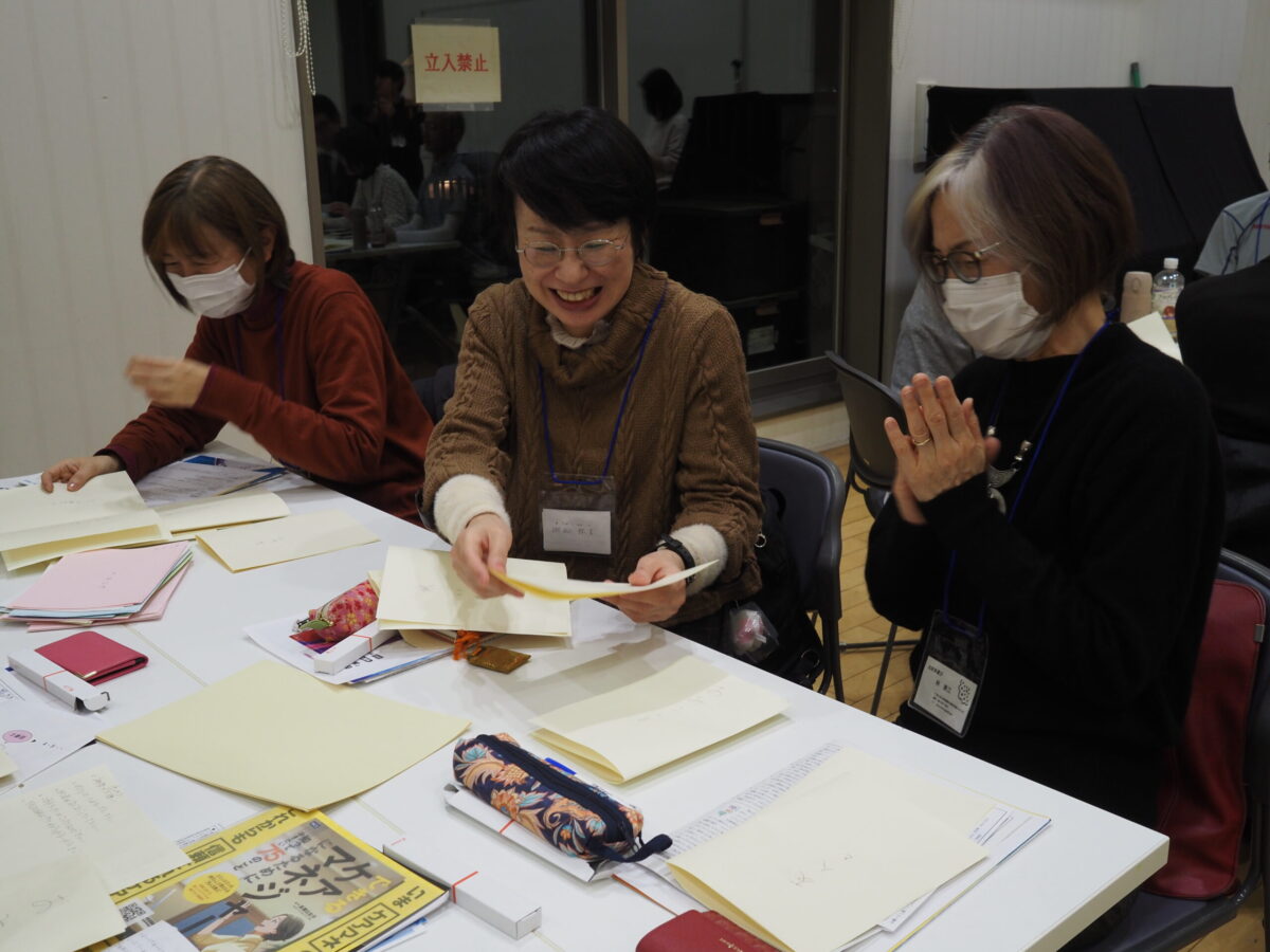 お話を書いて差し込んだら読み上げて返す 写真提供:シルバー新報・月刊ケアマネジメント編集部