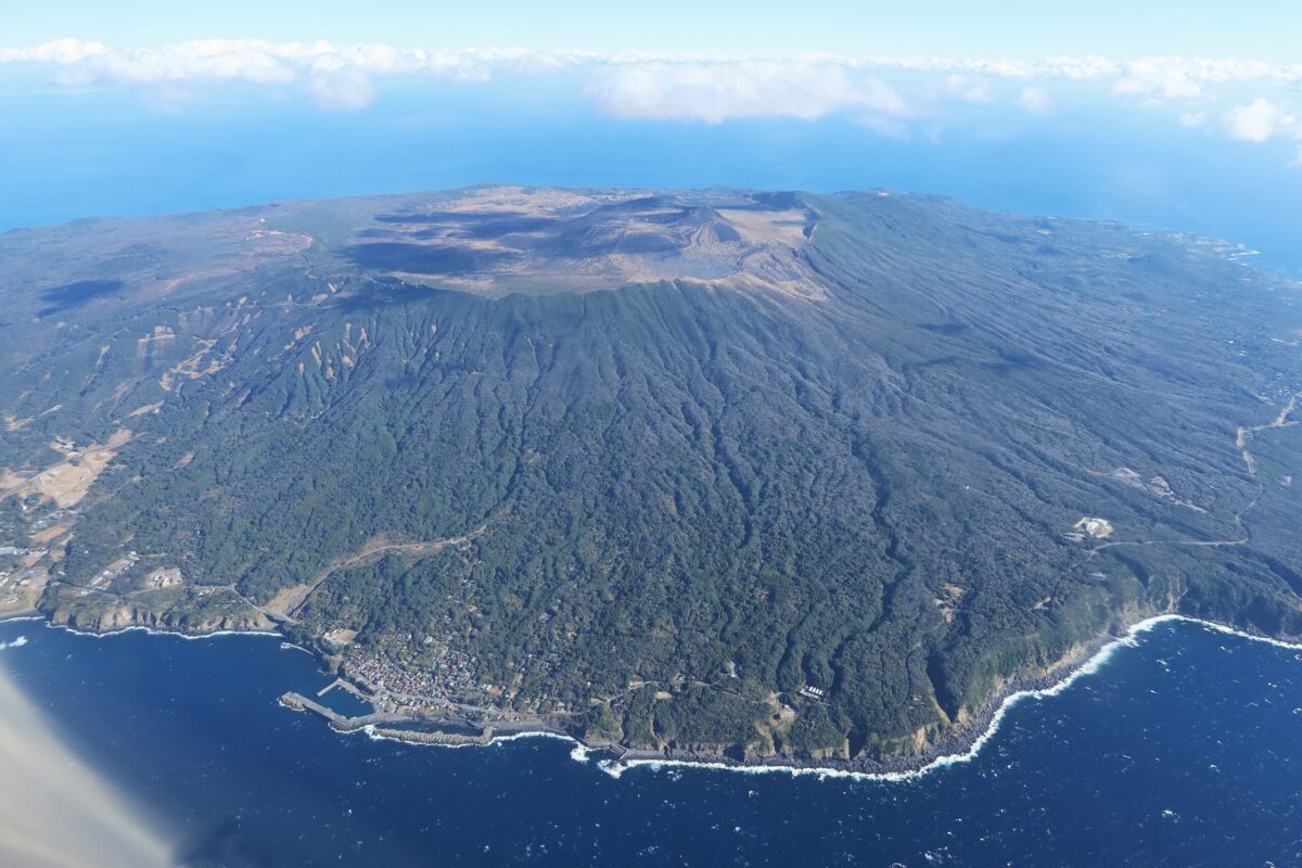 空撮した伊豆大島。伊豆諸島の他の島に飛行機で向かうと、機上からこんな写真を撮影できる。裏砂漠はこの画像の中央奥付近