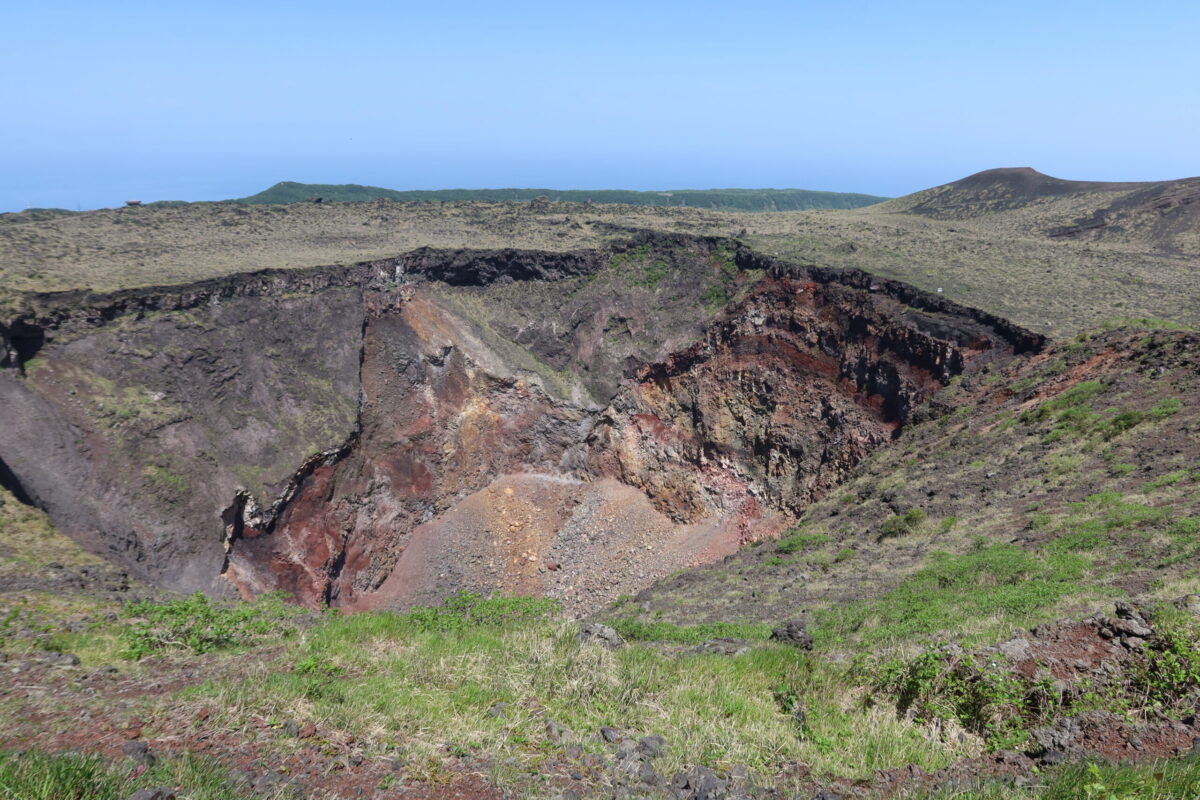 三原山の中央火口。昭和初期には、ある女学生の投身自殺をきっかけに自殺の名所となり、1933年だけで129人が同様に火口へ投身したという