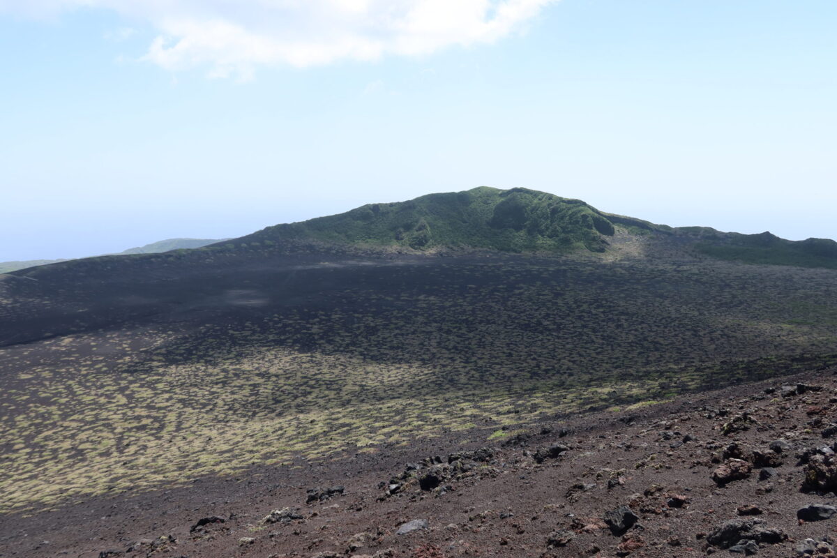 中央火口丘から眺めた、外輪山の一角である櫛形山。こんな荒涼とした風景にも“砂漠感”があふれる