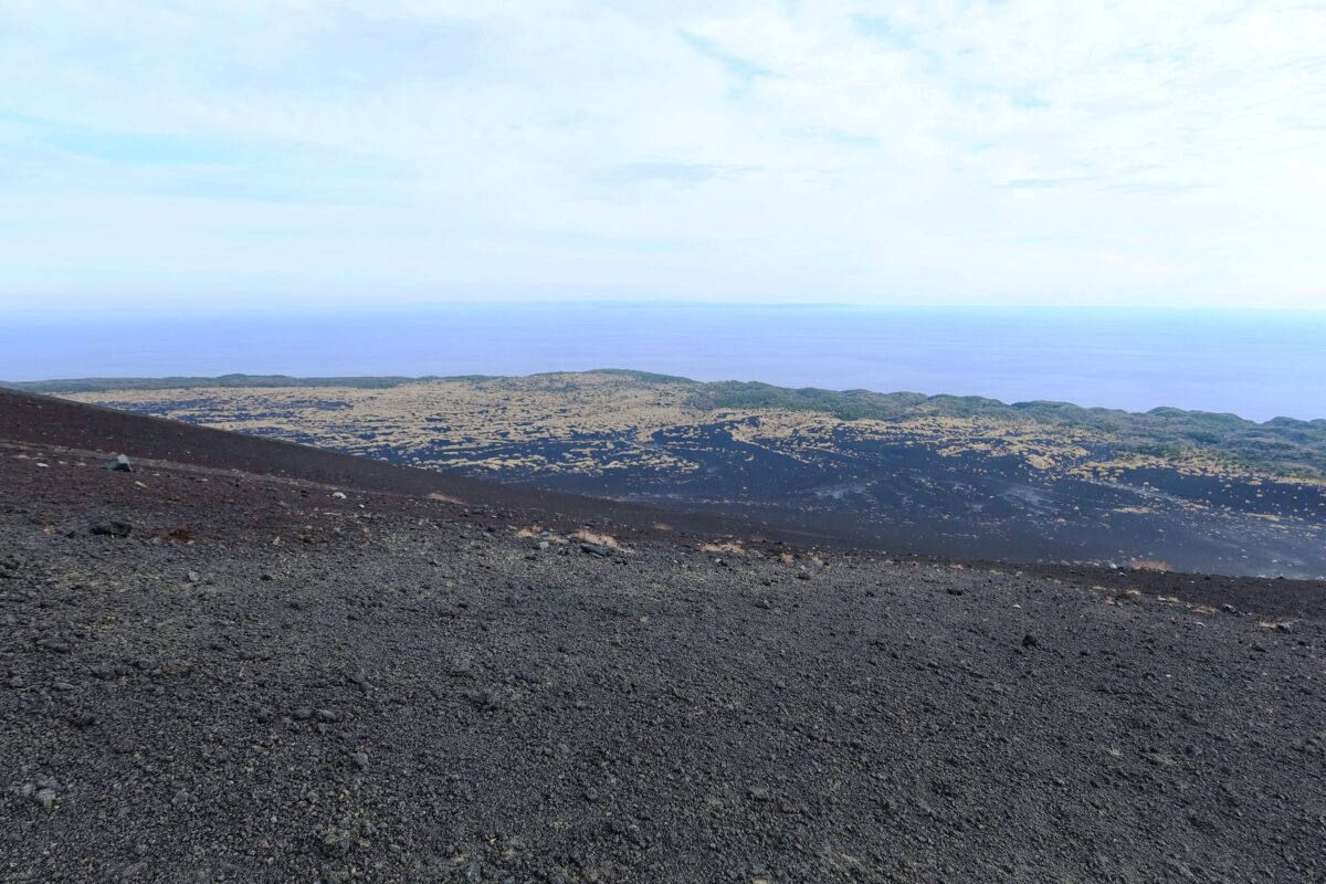 黒っぽい小石で覆われた裏砂漠。その先に見えるのは太平洋だ