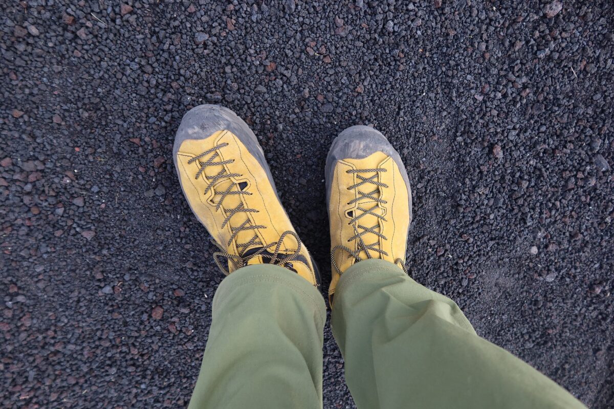 裏砂漠を形成する主な小石は「スコリア」。噴火の際に玄武岩質のマグマが発泡して多孔質となったものだ。流紋岩質や安山岩質のマグマに由来する軽石と似ているが、一般的に軽石は水に浮くのに対し、スコリアは水に沈む