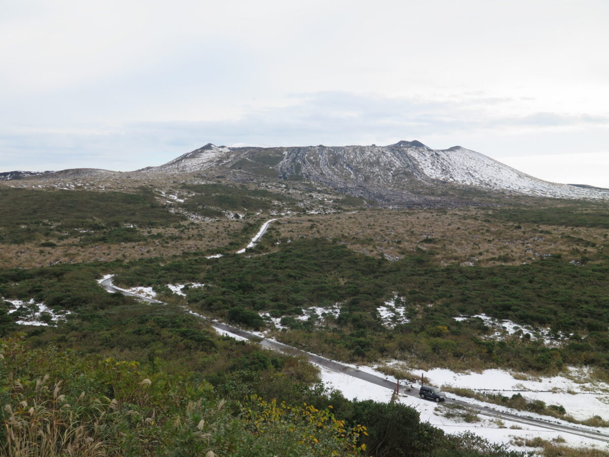 冬の三原山。「表砂漠」はこの写真の右側のほうを指す