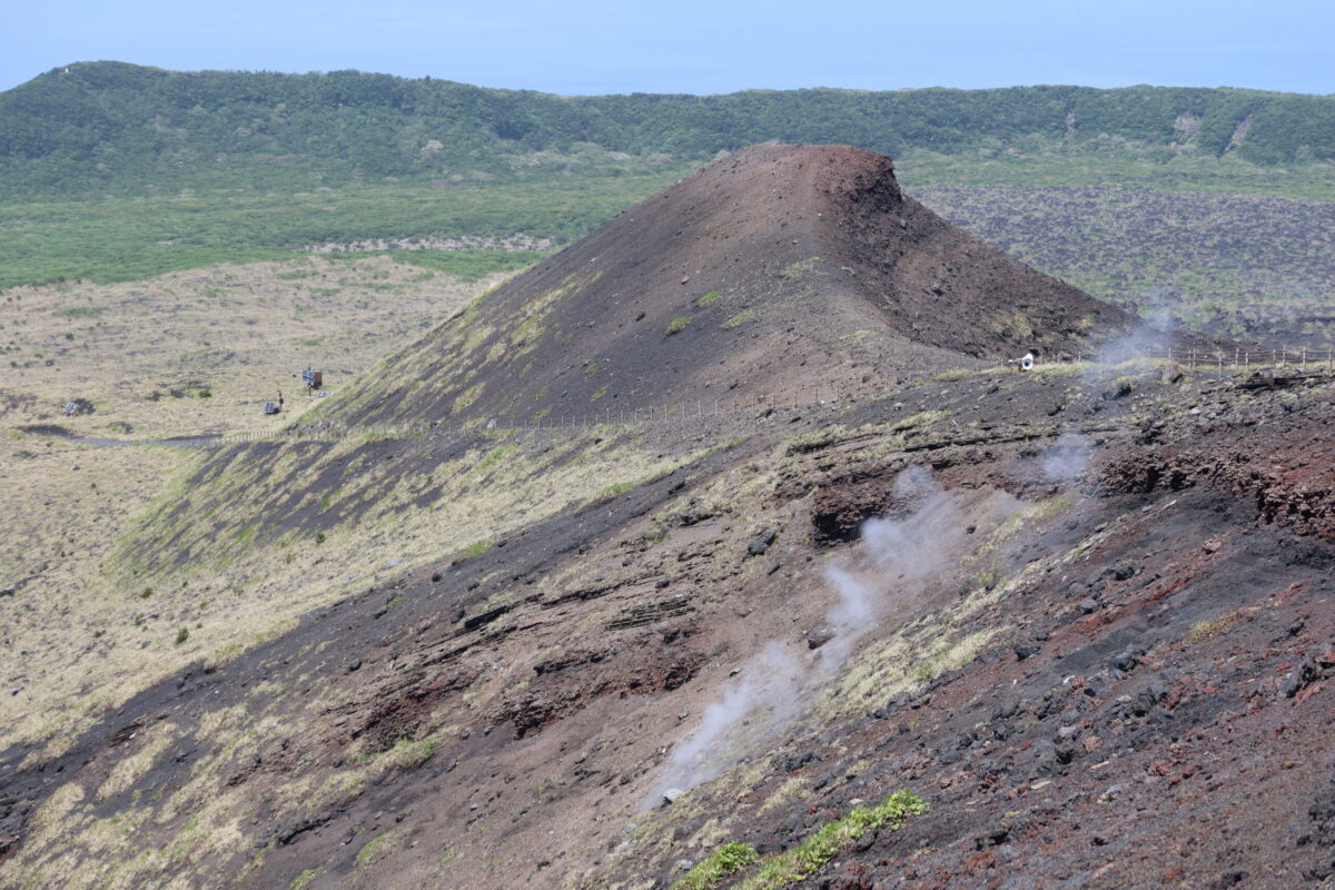 登山道を歩いているだけで噴煙が上がる様子が確認できる