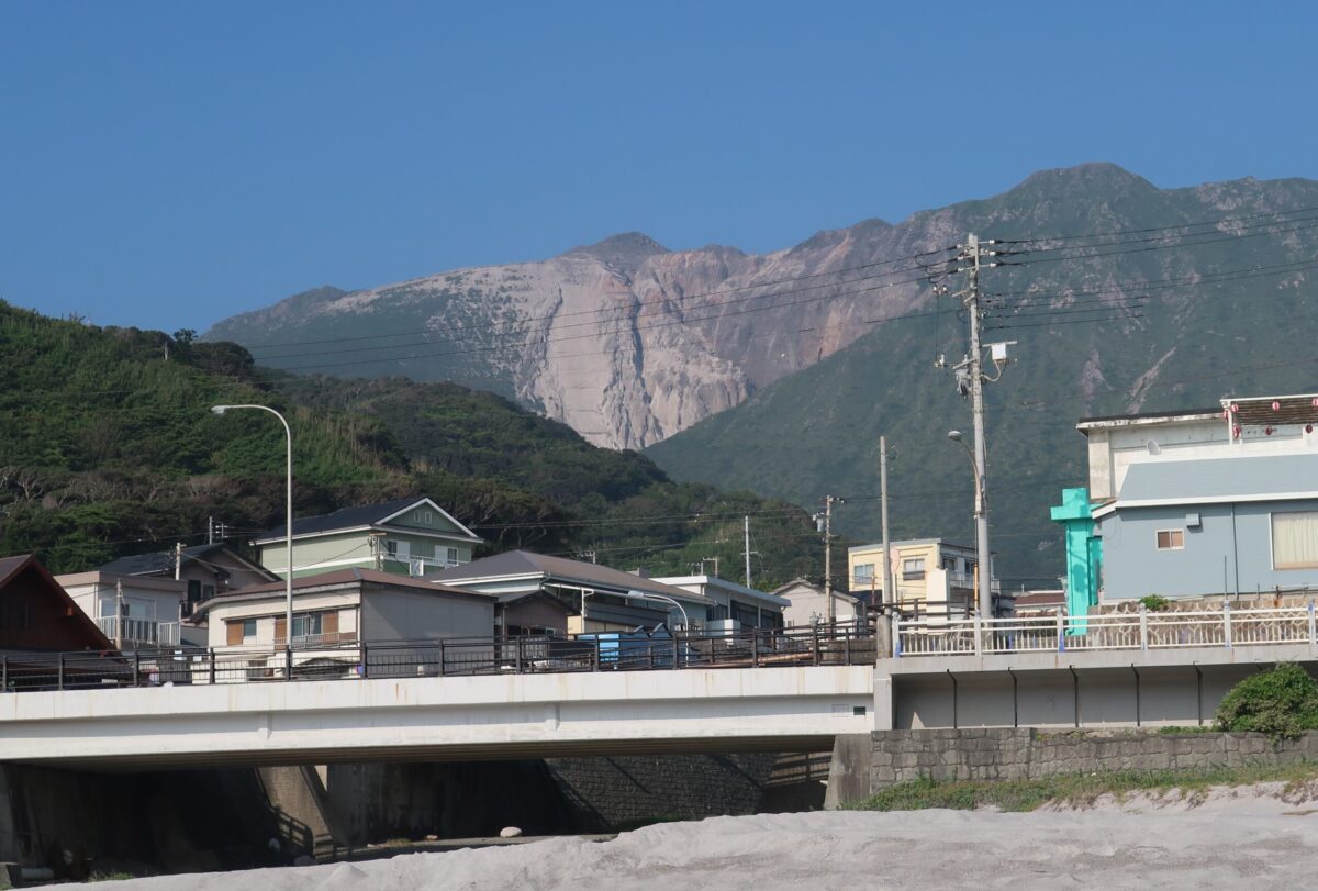 神津島の港付近から見上げる天上山