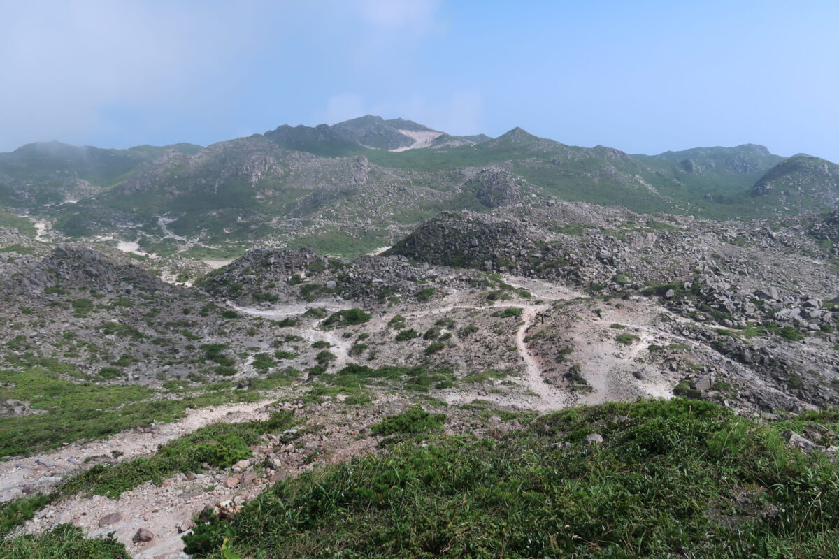 山頂方向から眺めた天上山の中心部。左奥のほうに“砂漠”が少し見えている