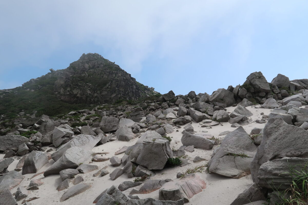 太陽が照っていると、まぶしくて目が開けられないほどの白砂のうえに、大小の岩が転がる