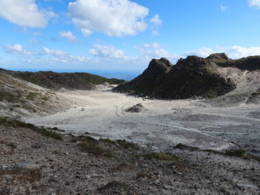 “砂漠”なのに、スコールのように雨が降る！ 白い砂で覆われた神津島の「裏砂漠」【山の名＆珍プレイス 第5回 後編】