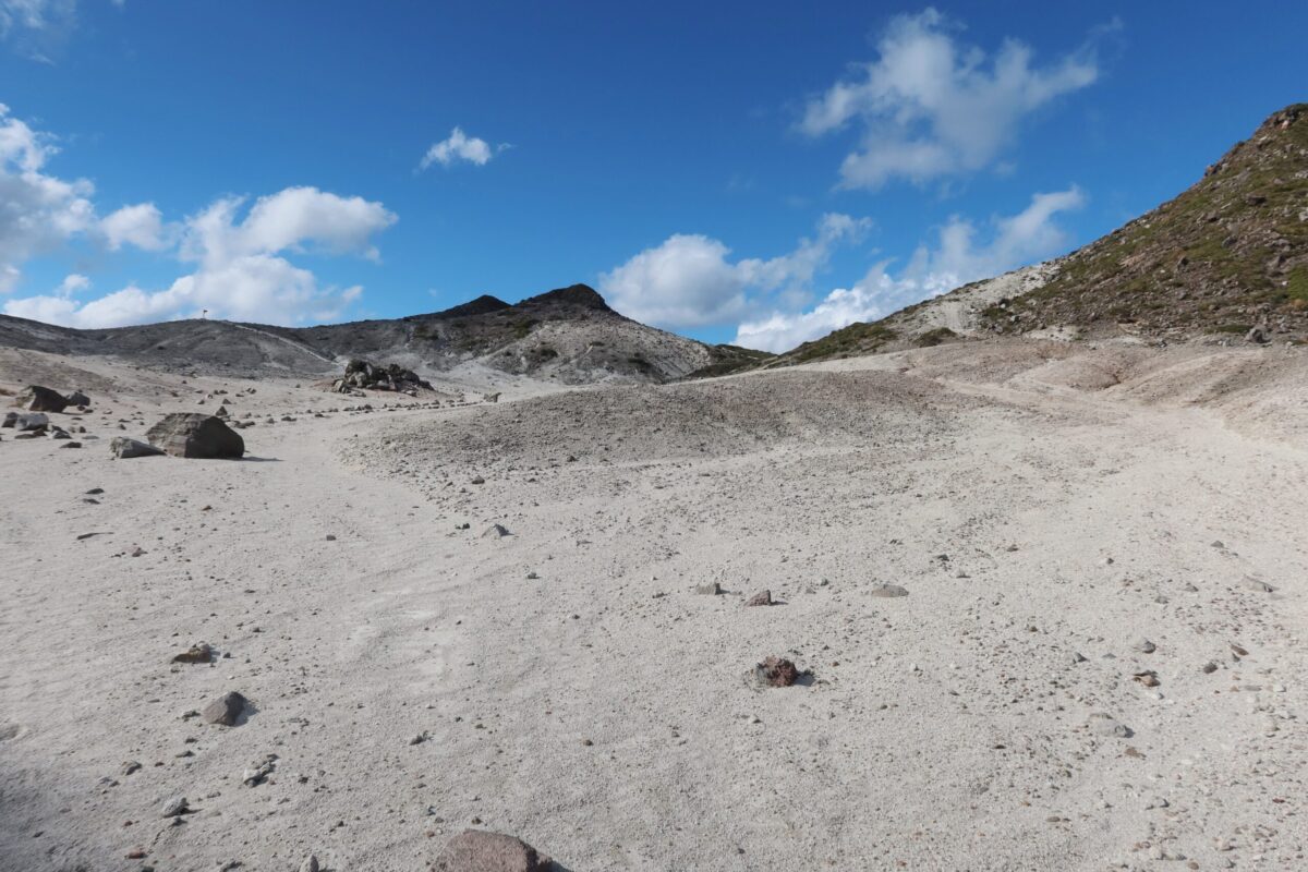 地面は水はけがよく、ここから浸透した雨水は麓で湧き出し、神津島の各地に“名水”を生んでいる
