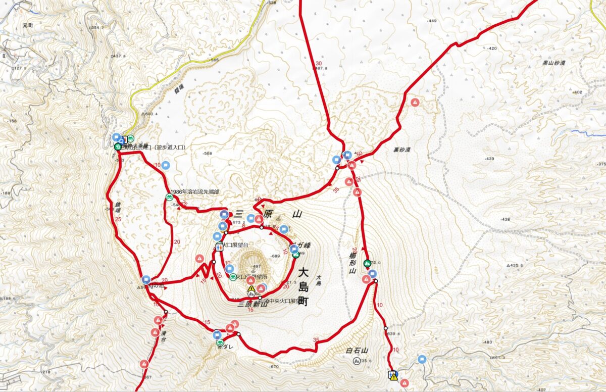 赤い線が主要登山道だが、三原山の周囲にはほかにもルートや踏み跡が延びている。霧にまかれると非常に道迷いしやすいので、ご注意を(地図の参照元:YAMAP <a href="https://yamap.com/mountains/461/" rel="noopener" target="_blank">YAMAPの当該箇所はこちら</a>)