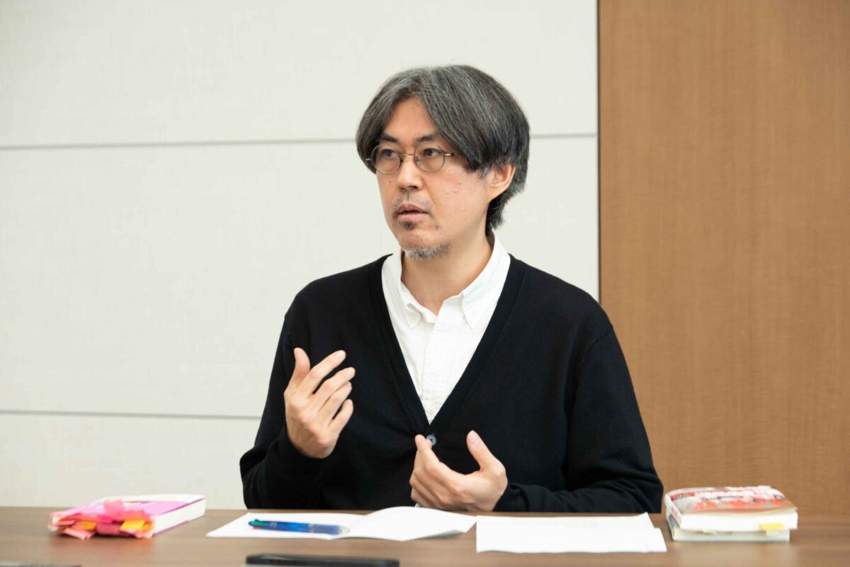 大久保さんのエッセイ(写真左)を、付箋でいっぱいになるほど詳細に読み込んでこの日の対談に臨んだ中川さん。