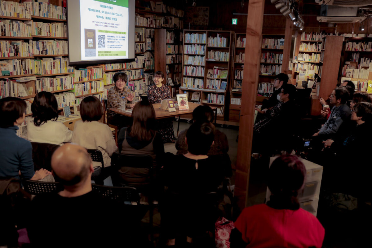 会場・オンラインともにたくさんの読者の皆さんに囲まれてのイベントスタートとなりました。