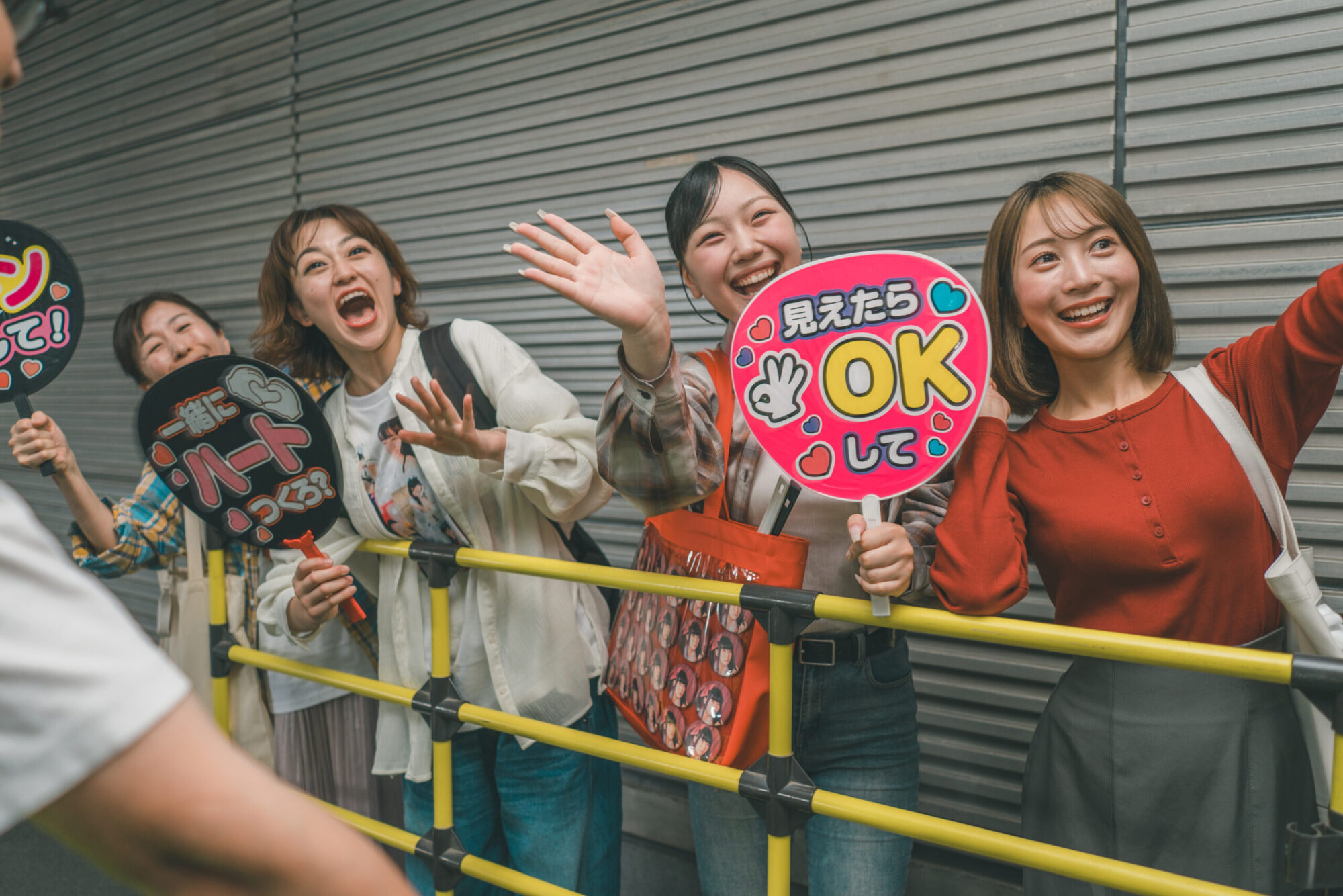 熱狂・流行を見ると「怪しい」「胡散臭い」「嘘っぽい」と思うスイッチがあり、その熱狂の背後にある扇動者を疑ってしまう。(写真/PIXTA)