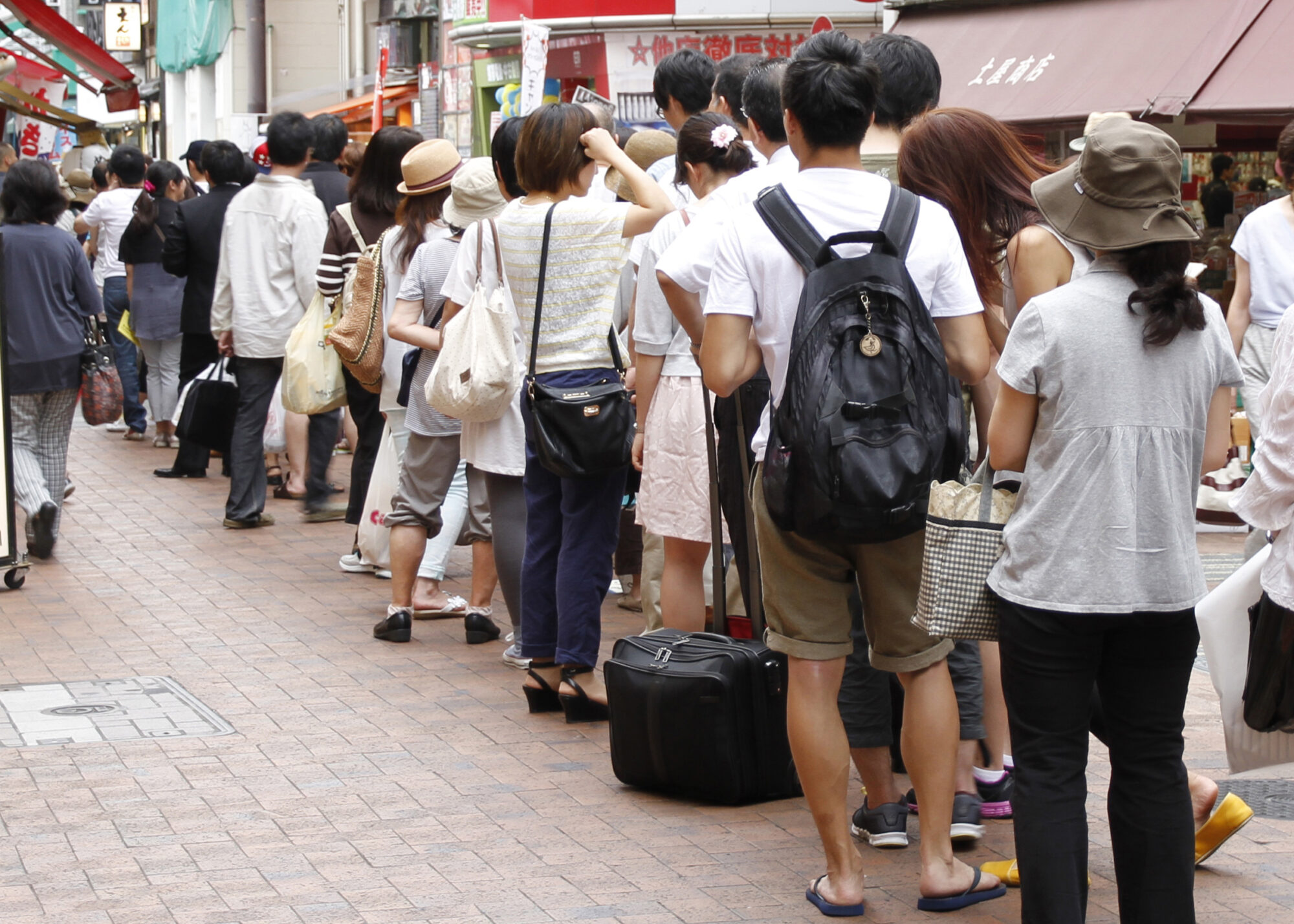 「みんなが並ぶ=おいしい」と判断して自らも並ぶバンドワゴン効果には、自身で判断する思考コストを省き、かつ自身の判断で選択した結果に失敗することを回避したい心理もあるという。(写真/PIXTA)