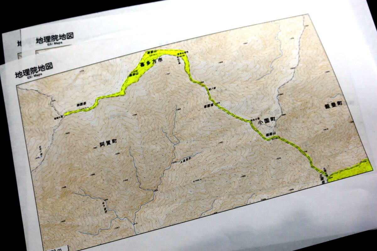 プリントアウトした飯豊山付近の地形図。福島県の範囲をイエローで塗りつぶしてみると、このような線になる。三国岳はこの地形図上の右下だ
