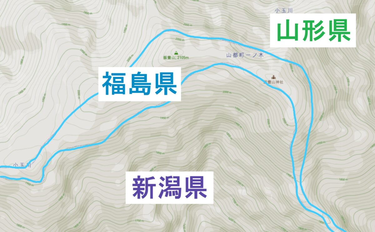 山頂が位置する飯豊山主要部。青い線が県境で、ここでは北が山形県、南が新潟県で、その間が福島県である