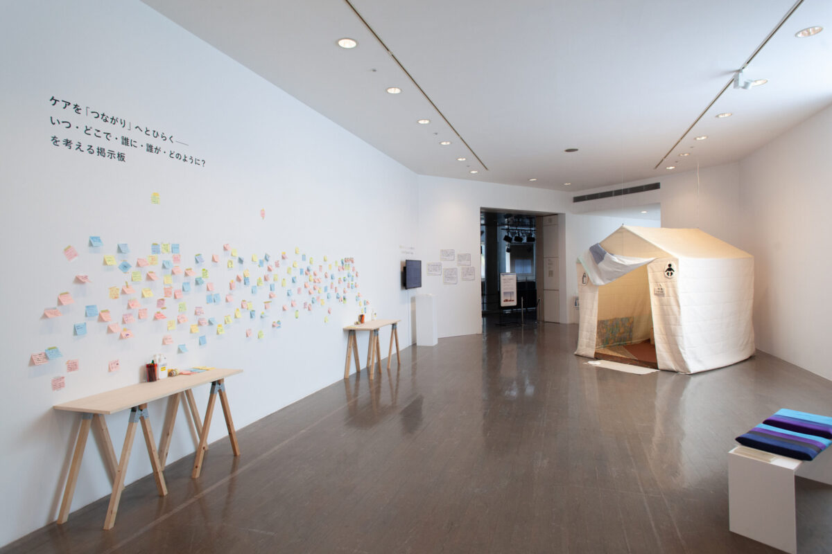 （写真上・下）『ケアリング／マザーフッド：「母」から「他者」のケアを考える現代美術―いつ・どこで・だれに・だれが・なぜ・どのように？―』展示風景　撮影：仲田絵美　提供：水戸芸術館