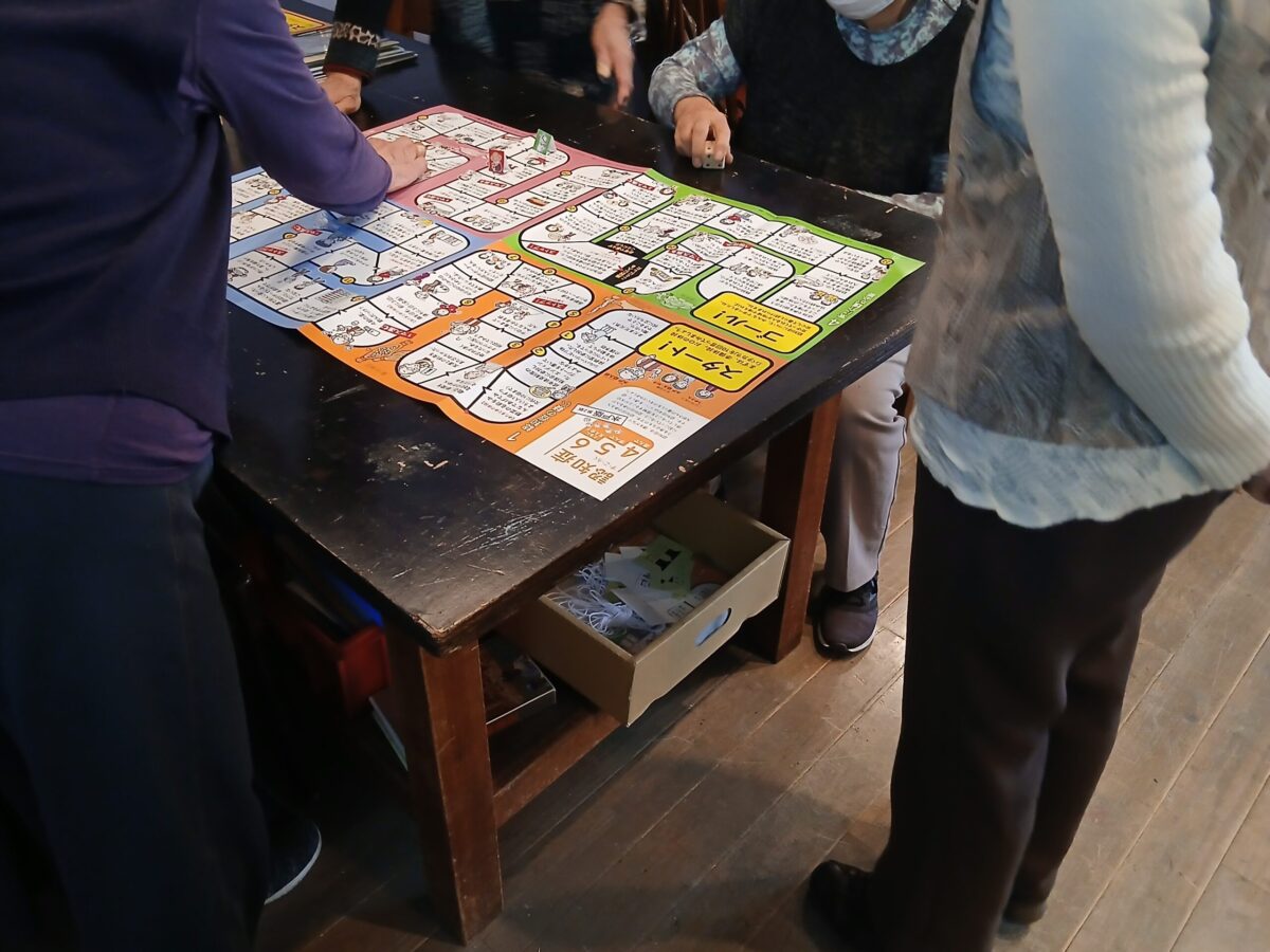 「認知症456（すごろく）」で遊ぶ　撮影：筆者