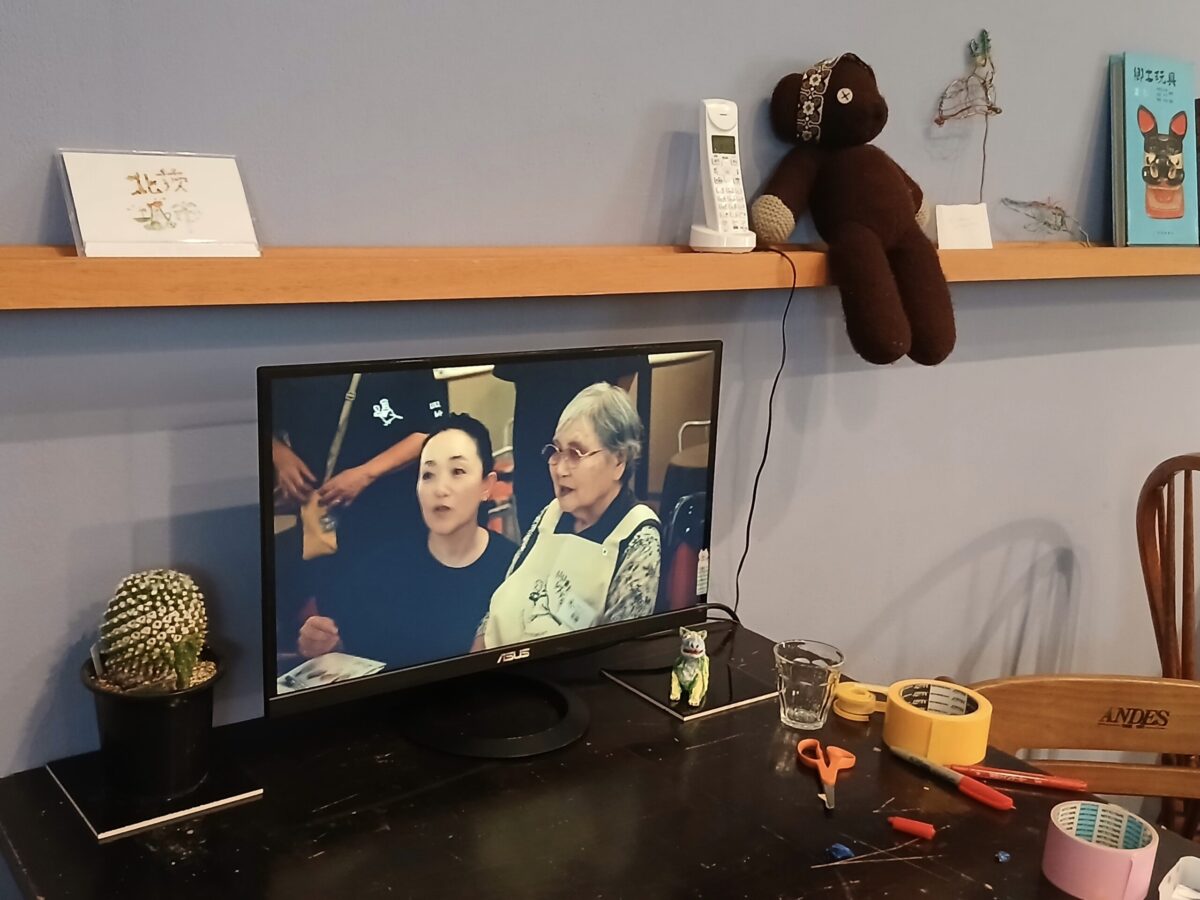 「いいあんばいレストラン」（サザコーヒー水戸芸術館店）記録映像上映の様子　撮影：筆者