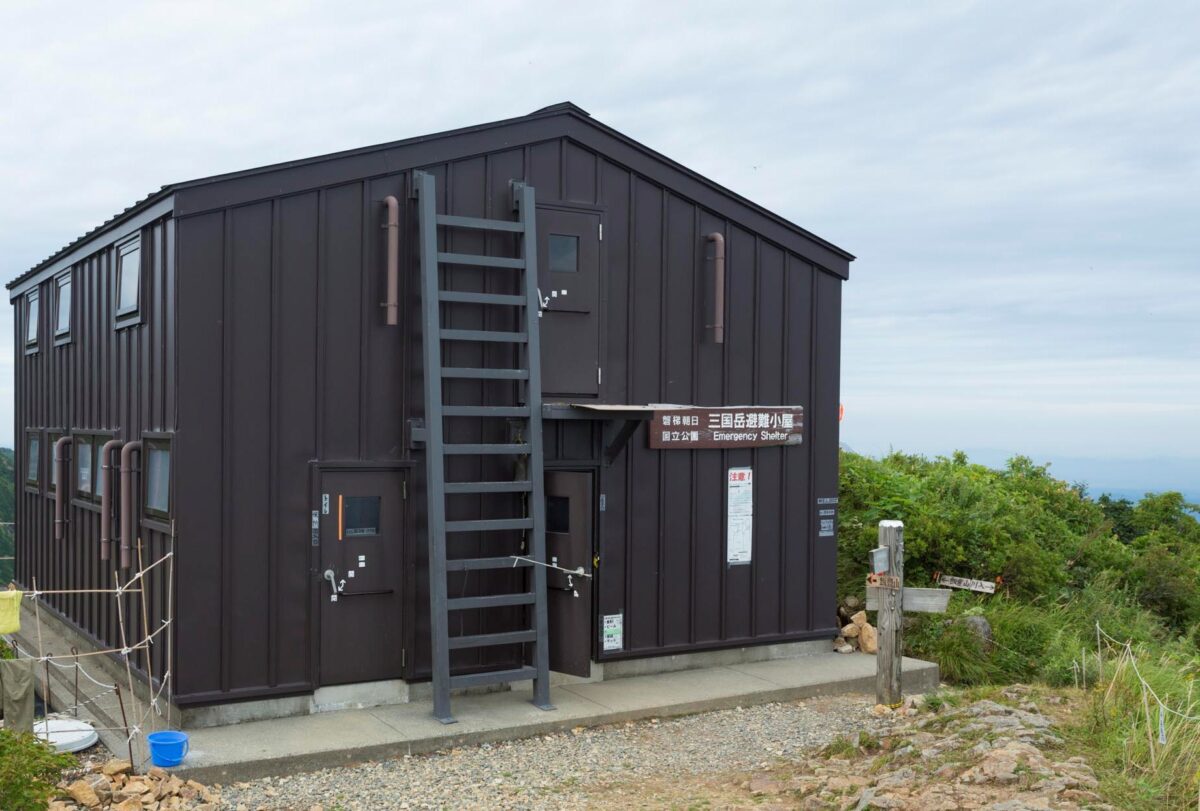 三国岳近くにある三国小屋（三国岳避難小屋）。ここはギリギリのところで新潟県内に位置している