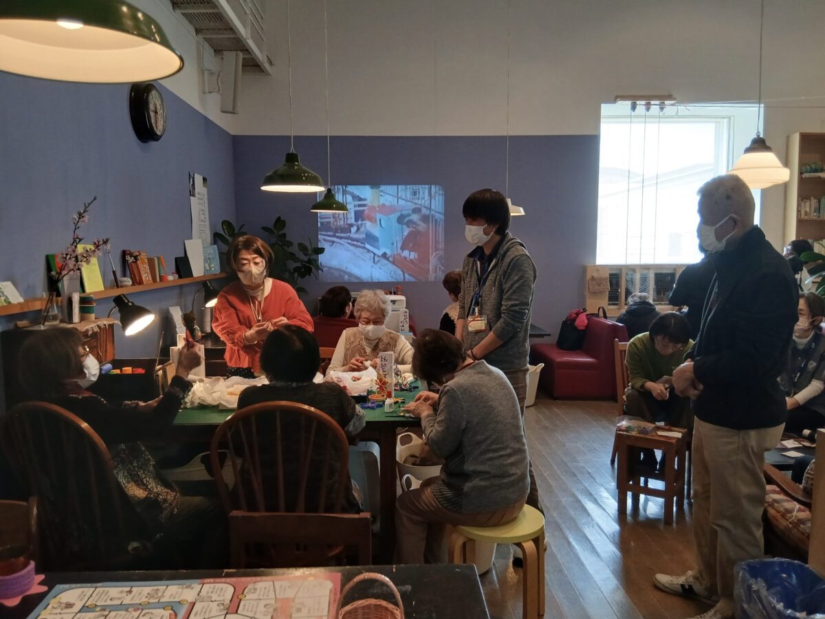 水戸市高齢福祉課地域支援センターで認知症サポーターが考案した「紙管でつくるワークショップ」　撮影：筆者