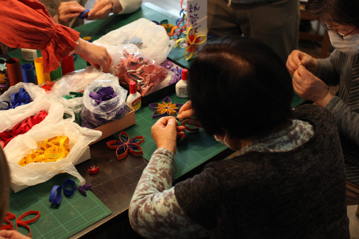 ひもこもの（上）や紙管でつくる（下）ワークショップ　撮影：仲田絵美　提供：水戸芸術館