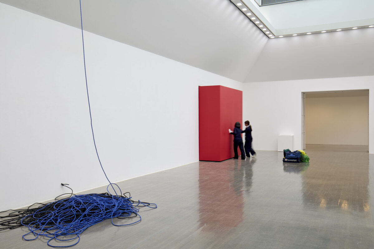 企画展「飯川雄大 大事なことは何かを見つけたとき」で観客をサポートするATMフェイスの方。 撮影：阪中隆文　提供：水戸芸術館