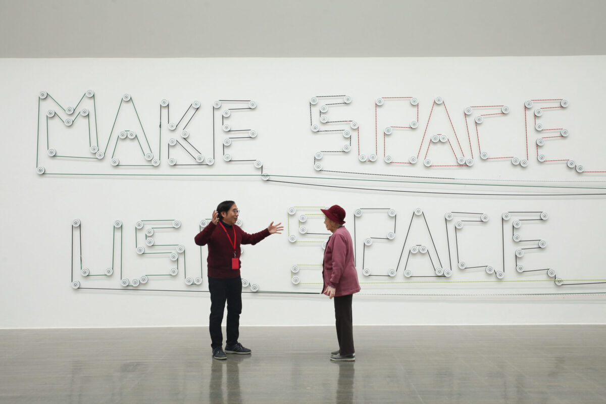 水戸芸術館のボランティア・CACギャラリートーカー（左）と『ブリッジカフェ』参加者による対話型鑑賞の様子。企画展『飯川雄大 大事なことは何かを見つけたとき』　撮影：仲田絵美　提供：水戸芸術館