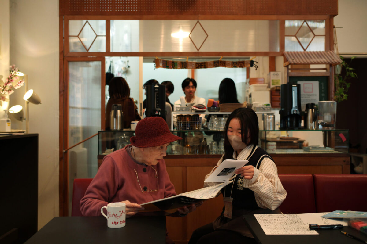 『ブリッジカフェ』の参加者と「高校生ウィーク」参加者との語らいが続く。撮影：仲田絵美　提供：水戸芸術館