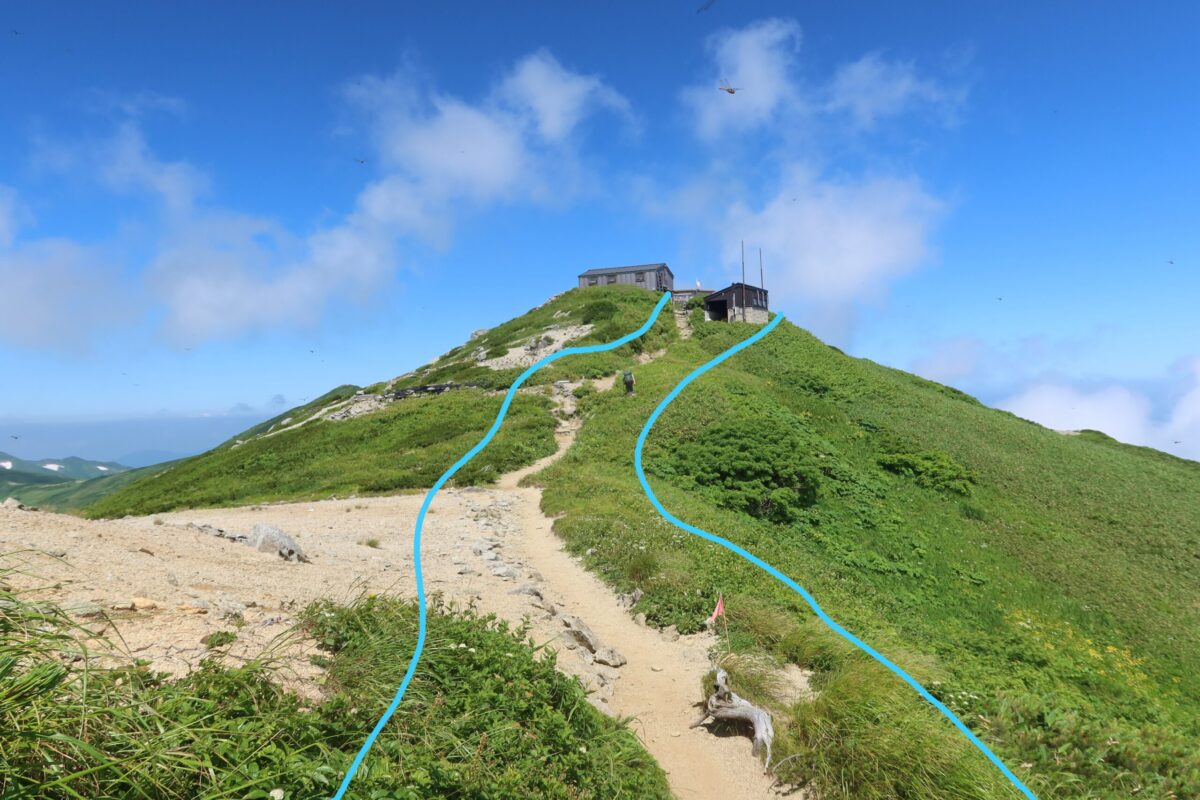 さらに先へ進んだ場所。同様に青線内が福島県だとイメージしてもらいたい。小高いところに見えるのが本山小屋で、その裏には飯豊山神社奥宮があり、そこからもっと歩くと飯豊山（飯豊本山）だ