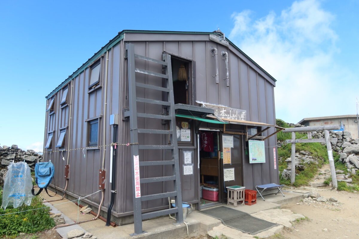 宿泊もできる本山小屋。小屋自体は新潟県に位置している