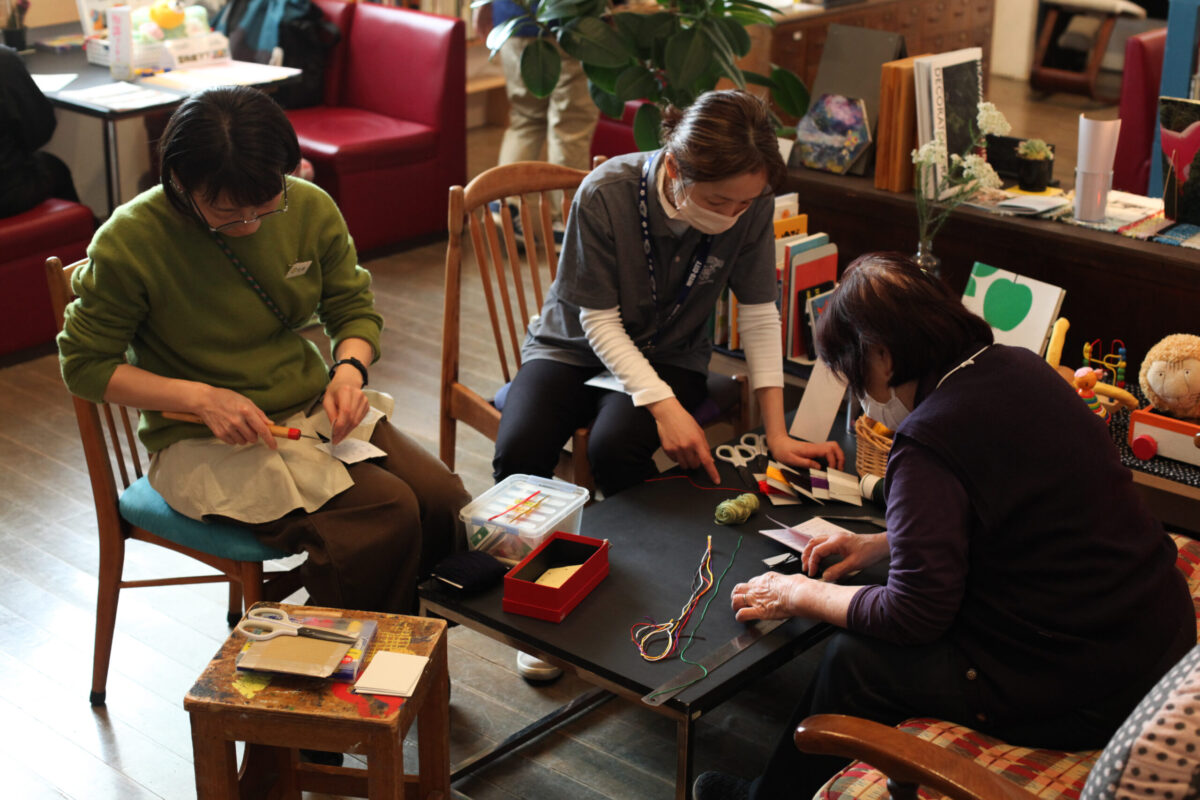 ワークショップで手を動かす後藤桜子さん（左）　撮影：仲田絵美　提供：水戸芸術館