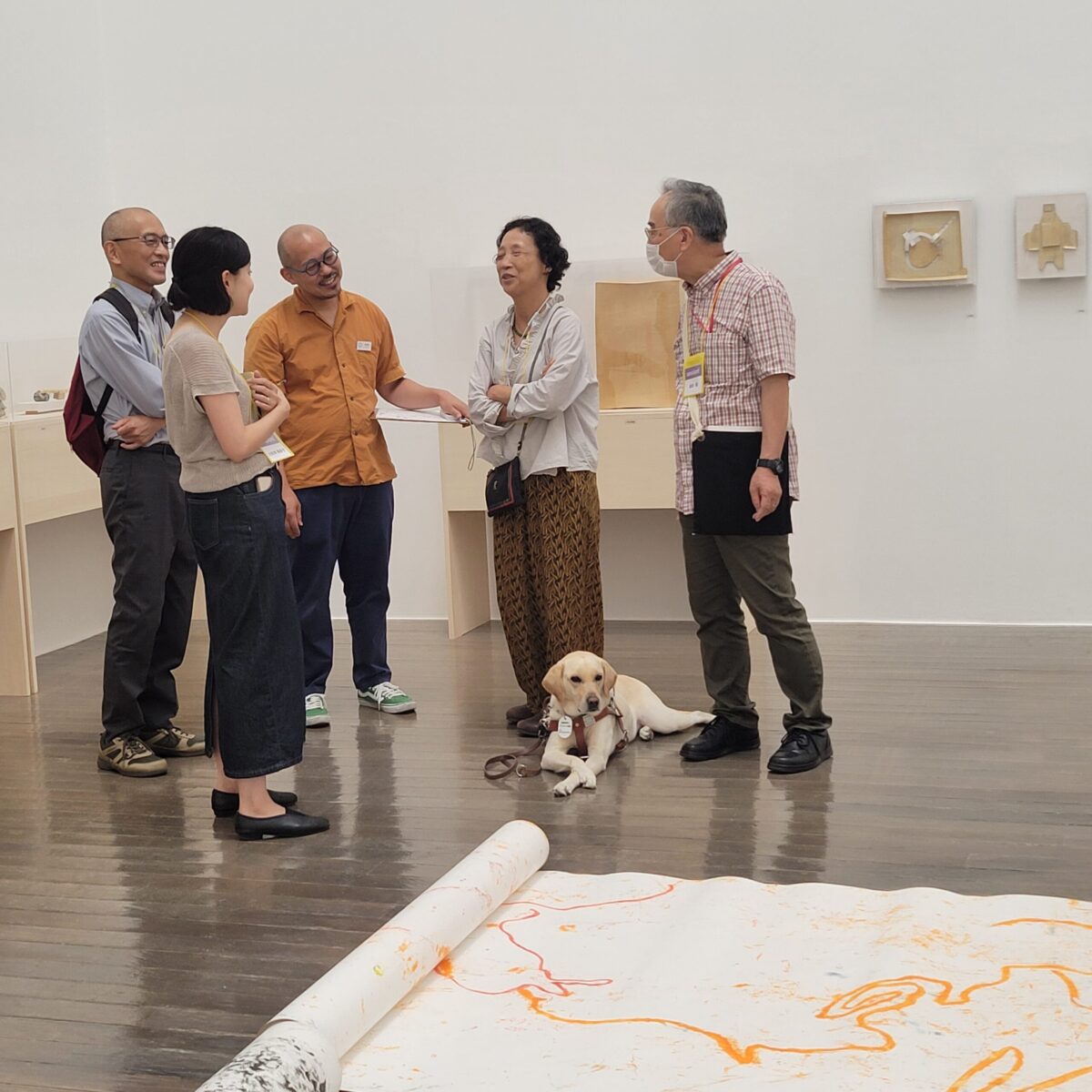 「日比野克彦 ひとり橋の上に立ってから、だれかと舟で繰り出すまで」（2025年）で鑑賞ツアーに同行する中川佳洋さん（左から3番目）　提供：水戸芸術館