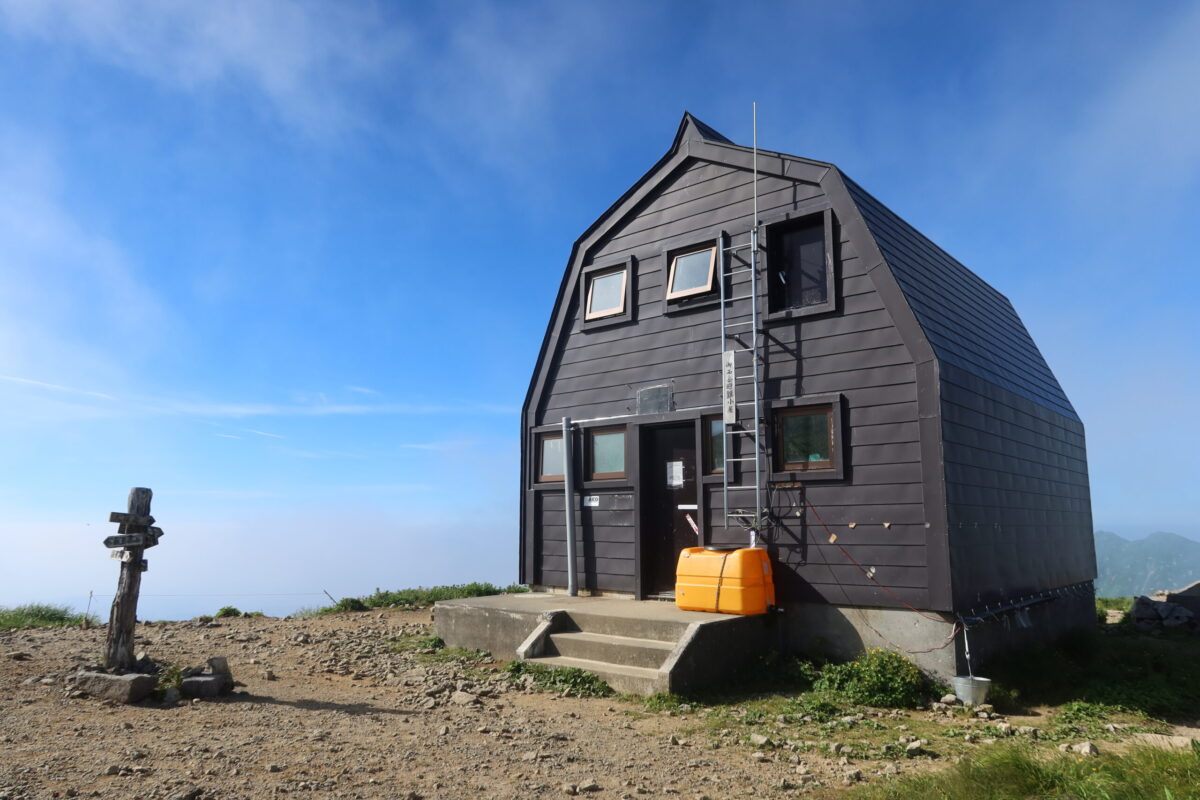 御西小屋。すぐ目の前まで福島県が線状に延びているが、この小屋自体はもう新潟県だ