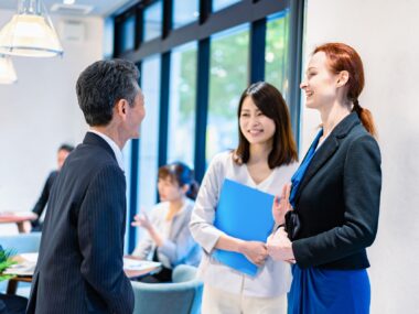 「TOEIC満点でも本当の英語はしゃべれない」と言われるのはなぜか？　英語ネイティブが不自然な英語に極めて不寛容な理由【大野和基『懐に入る英語』試し読み】