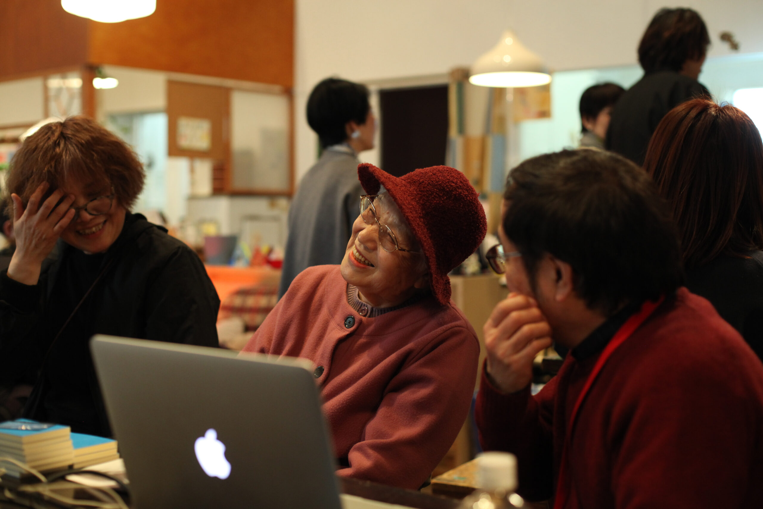 参加者やボランティアスタッフと語り合う森山純子さん（左）　撮影：仲田絵美　提供：水戸芸術館