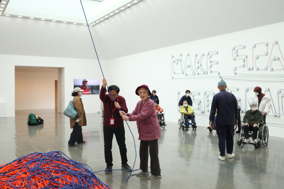 企画展『飯川雄大　大事なことは何かを見つけたとき』水戸芸術館 ボランティア・CACギャラリートーカーと鑑賞　撮影：仲田絵美　提供：水戸芸術館