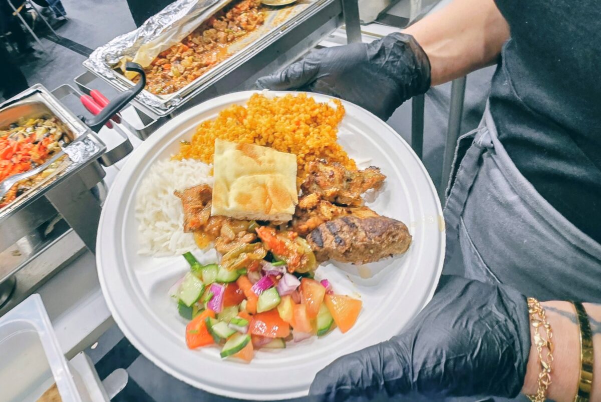 ヘルシンキ郊外で3月末に開かれた「ネウロズ」会場で、ピラフと香ばしいグリルチキンとサラダの組み合わせが美味だった。 　撮影：堀内京子