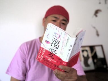 頂き女子りりちゃんは現代の魔女！？　人心を操る天賦の才で取材相手をも惑わせる