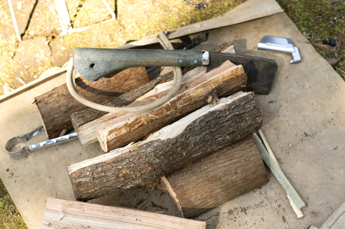 薪と鉈、炭ばさみなど。猪野の焚き火道具はいたってシンプル