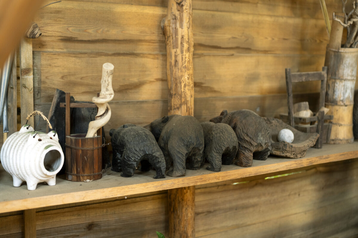 近年は木彫り熊の収集にもはまっているという。「木を燃やすことが生業ですが、燃やしてしまったら何も残らないので、木を残すこともしようと思って、木彫り熊に辿り着きました」。お尻を向けたディスプレイにも味わいがある