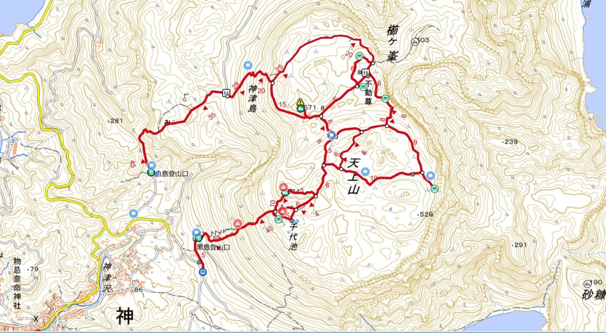 登山口は2カ所。“砂漠”以外の場所の大半は樹木で覆われているが、登山道はしっかり整備されているので歩きやすい。海に面した展望所が崖の上にあり、滑落には気を付けよう。（地図の参照元：YAMAP <a href="https://yamap.com/mountains/14164/" rel="noopener" target="_blank">YAMAPの当該箇所はこちら</a>）