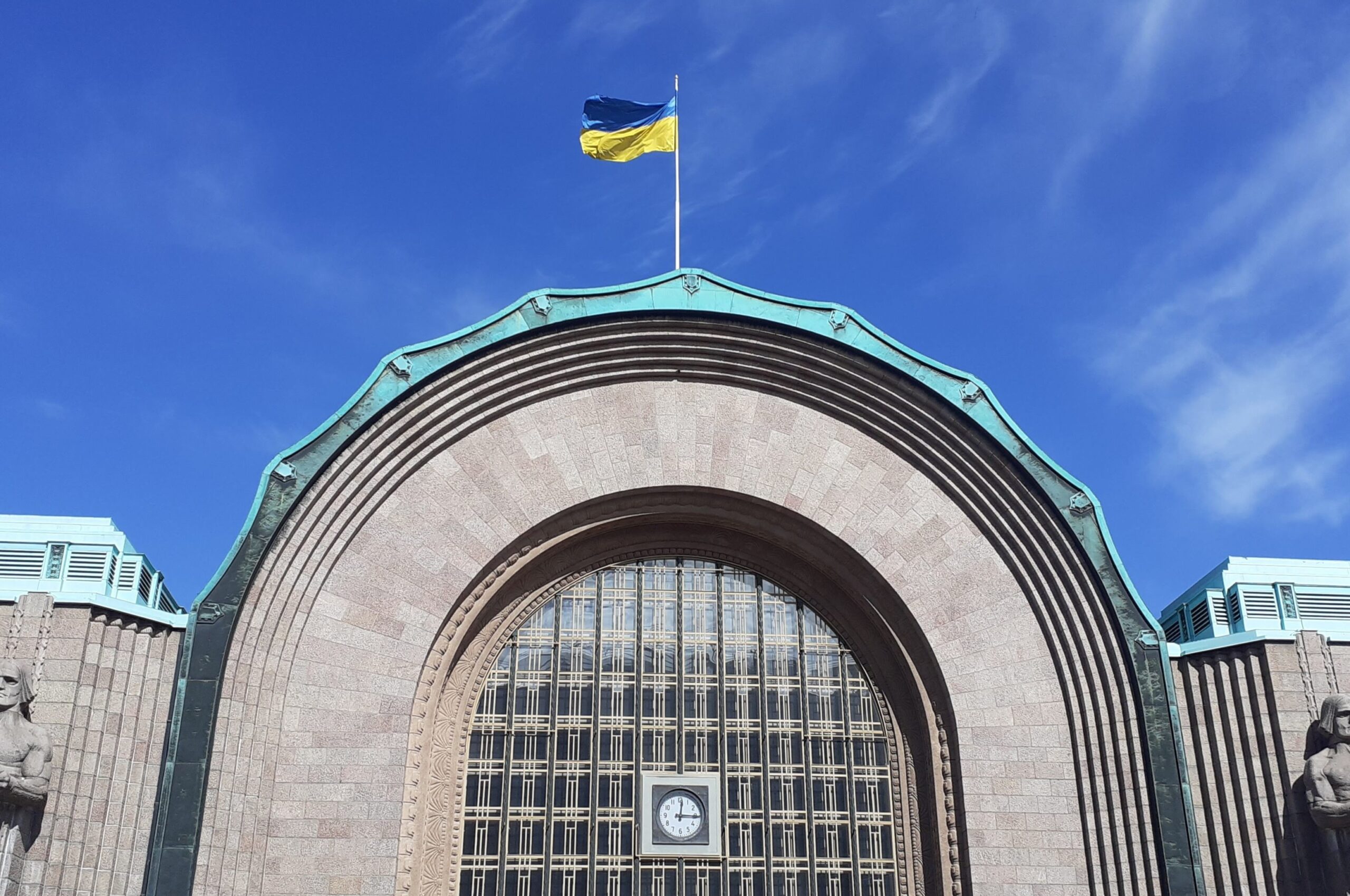 ウクライナへの連帯を示して、ヘルシンキ中央駅の駅舎にはウクライナ国旗が掲げられていた。(2024年4月　撮影：堀内京子)