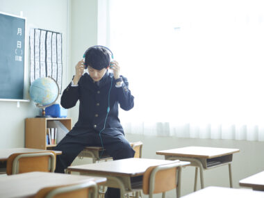 敷かれたレールに「乗らない」のではなく「乗れない」……推せない者が現代日本を生きていくうえで生じる不利益と苦しみ