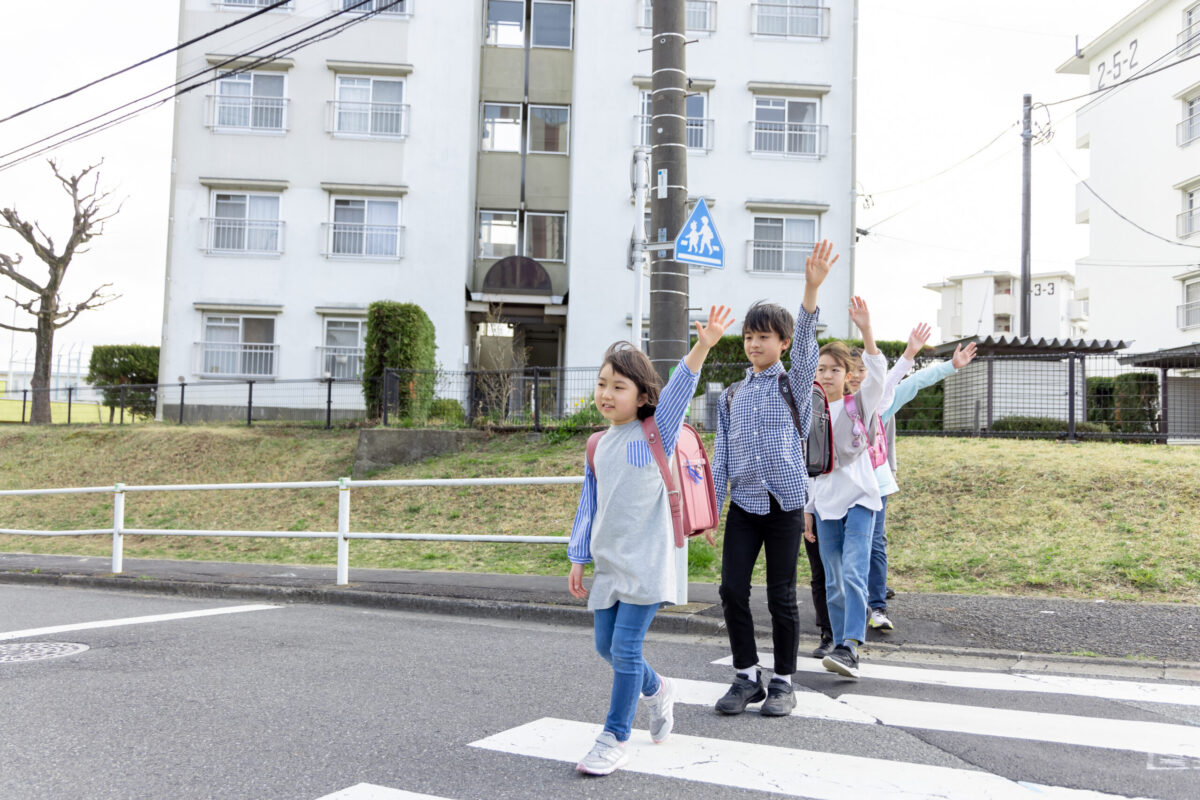 上級生の後ろに並んで集団で登校する意味がわからず、たびたび道を外れて居なくなっていた。（写真／PIXTA）